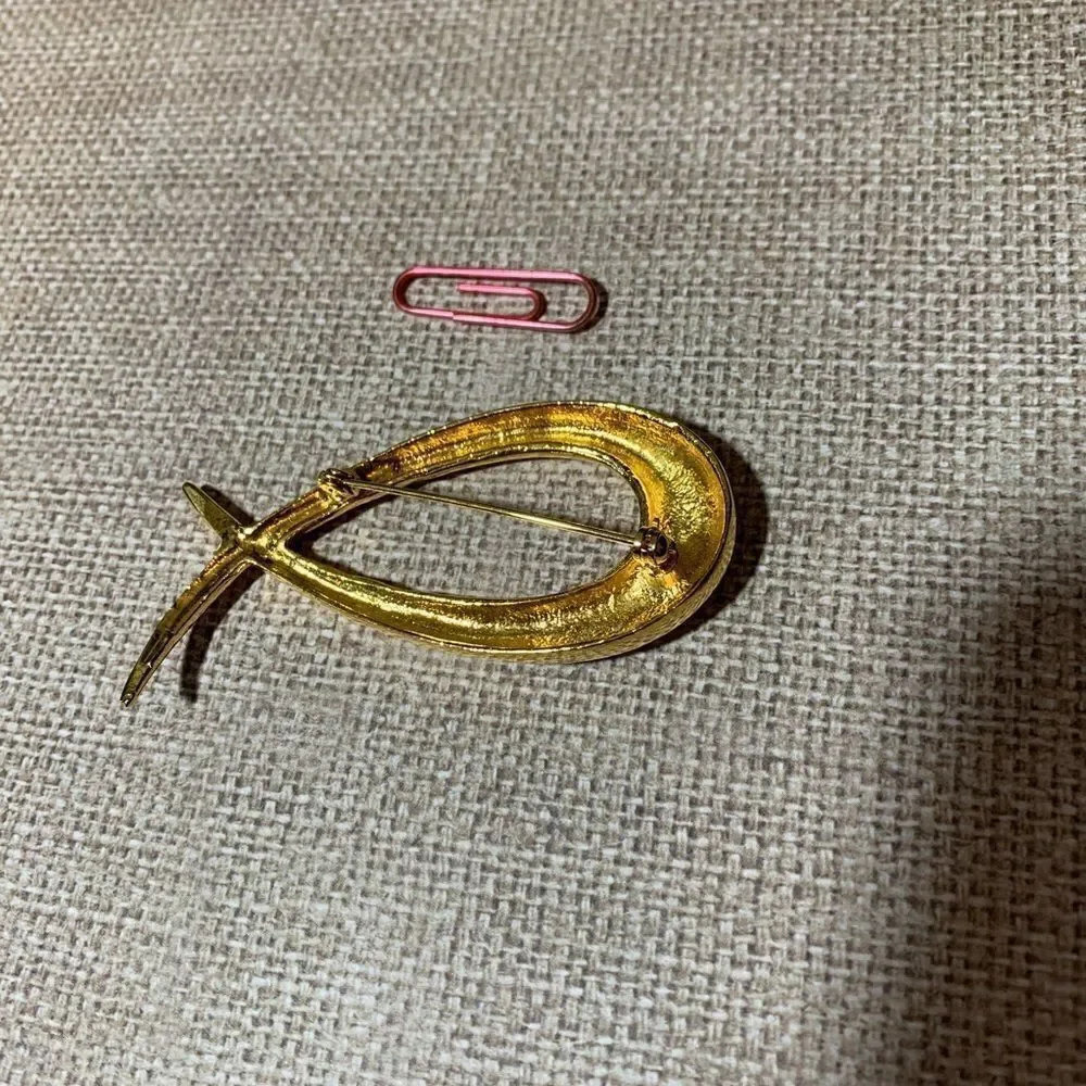 ‎Gold Modernist Brooch